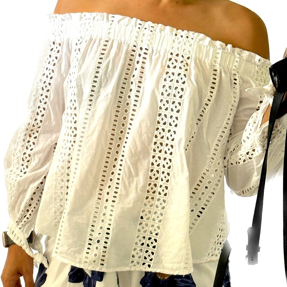 ASTR crisp white, off the shoulder, long sleeved cut-out beautiful blouse XS